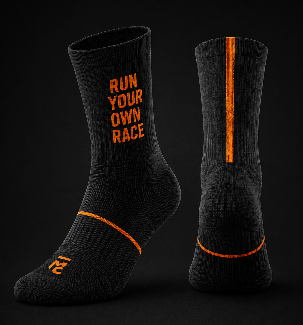 Meia Meioca Run Your Own Race preta com detalhes laranja
